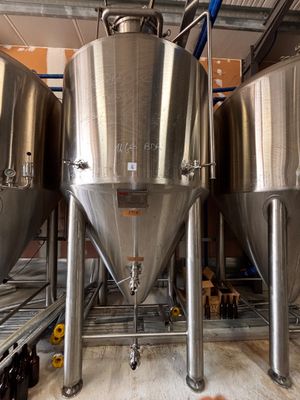 1 cuve à fermentation HEM 2000 L