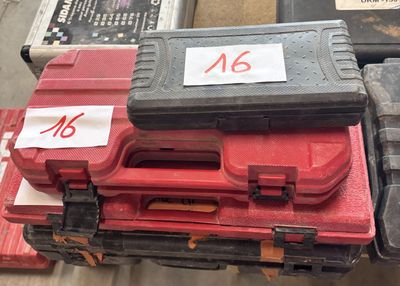 une pile d'outils posée sur une table, avec une étiquette de prix