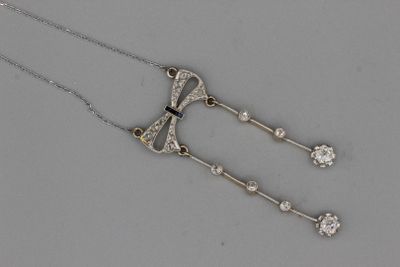une image représentant un collier en argent serti de diamants sur un fond gris