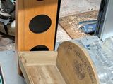 une caisse de bouteilles d'eau et une enceinte posées par terre