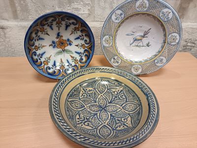 Lot cpt : 3 plats circulaires en faïence à décor d'oiseau, o…