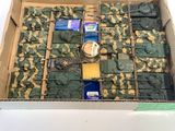 une boîte en carton contenant de nombreux objets militaires