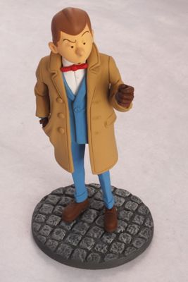 une figurine représentant un homme en manteau et nœud papillon