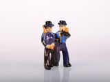 deux figurines d'un homme et d'une femme debout l'un à côté de l'autre
