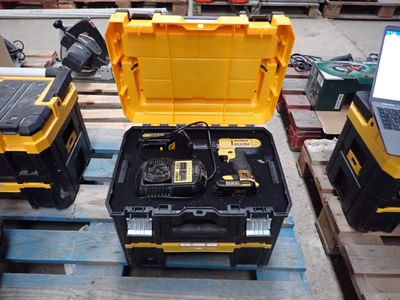 deux caisses à outils jaunes et noires posées sur une palette