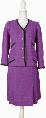 une photo d'une robe et d'une veste violettes sur un mannequin