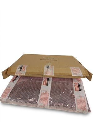 deux boîtes en plastique sont empilées l'une sur l'autre