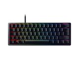 un clavier d'ordinateur posé sur une surface blanche
