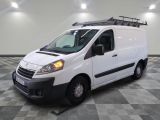 la photo d'une camionnette blanche garée dans une pièce