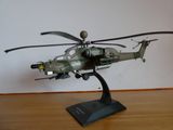 une maquette d'hélicoptère militaire posée sur une table en bois
