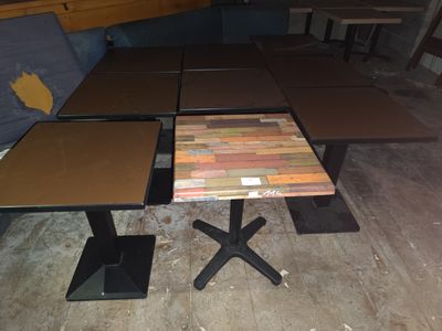 trois tables et un banc dans une pièce