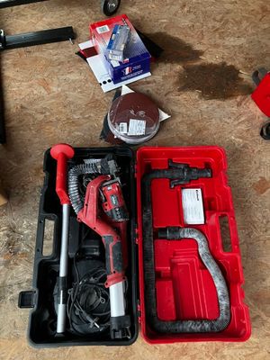un outil rouge dans un étui rouge posé par terre