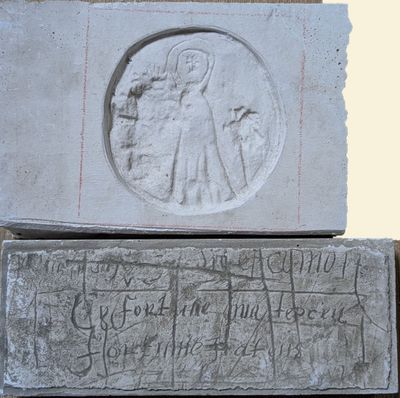 une plaque en pierre sur laquelle figure l'image d'un homme et d'un chien