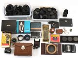 de nombreux types d'appareils photo et d'accessoires disposés sur la table