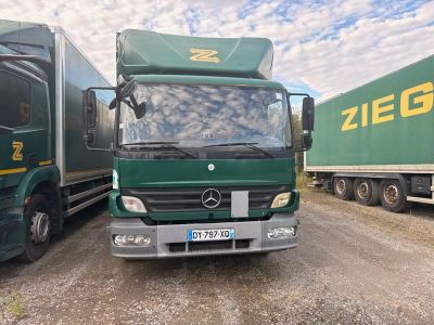 deux camions garés l'un à côté de l'autre sur le bord de la route
