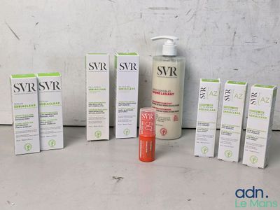 plusieurs types différents de produits de soin pour la peau posés sur une table