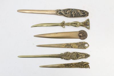 Réunion de 6 coupe papiers en bronze à motif sculptés 2 sign…