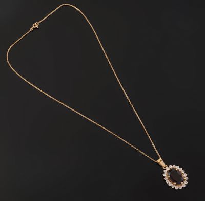 un collier en or avec un pendentif en forme de fleur sur fond noir