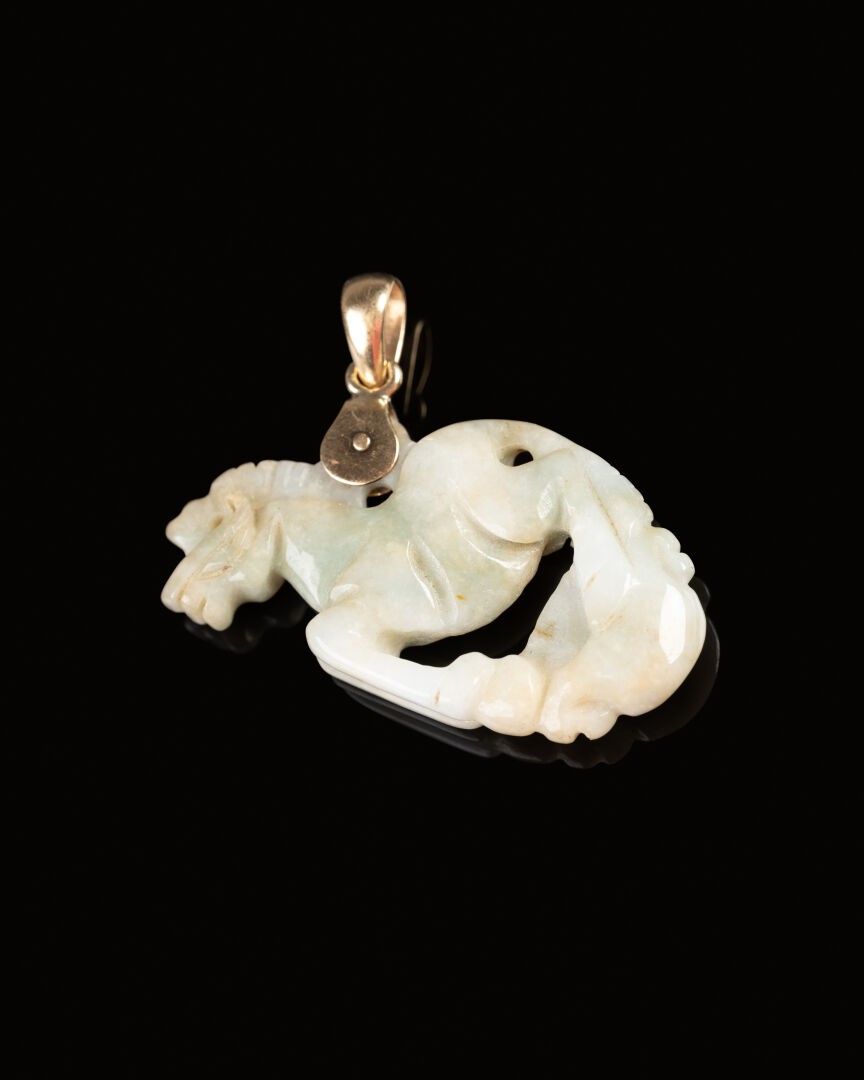 PENDENTIF à décor d'un cheval Jade, monture en or jaune 18K