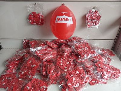 un bouquet de ballons rouges et un bouquet de cœurs rouges posés sur une table