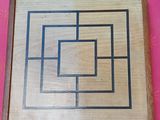 une image représentant une boîte en bois ornée d'un motif en labyrinthe