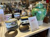 de nombreux vases et bols de toutes sortes sur la table