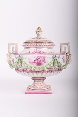 un grand vase rose et blanc muni d'un couvercle doré
