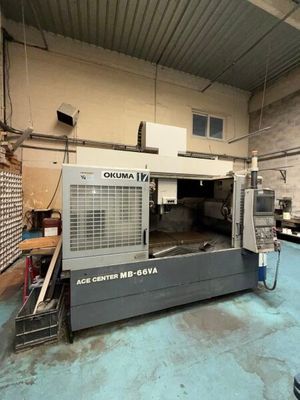 une machine qui se trouve à l'intérieur d'un bâtiment
