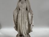 l'image d'une statue de femme tenant un livre