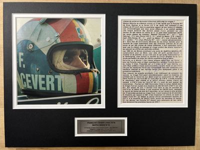 photo encadrée d'un homme portant un casque de course, accompagnée d'une citation signée