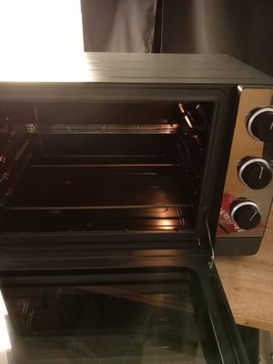 un four grille-pain posé sur une table