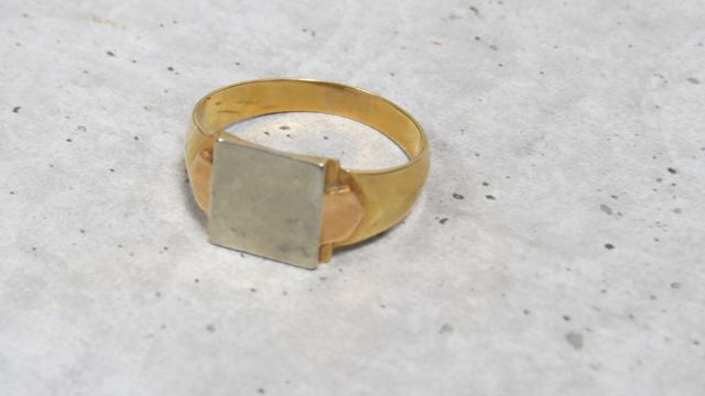 Chevalière en or 750‰ non gravée. En règle. Poids brut : 5,91gr. ...