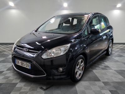une photo d'une Ford C-Max noire garée sur un sol à damier