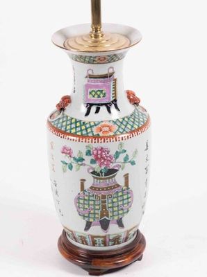 VASE en porcelaine, à décor en émaux polychromes de la famil…