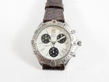 l'image d'une montre sur une surface blanche