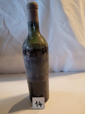 une bouteille de vin posée sur une table sur laquelle figure un numéro