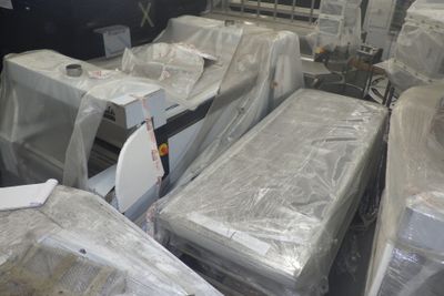 de nombreux matelas emballés dans du plastique dans une pièce