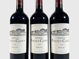 trois bouteilles de vin sont alignées sur une surface blanche