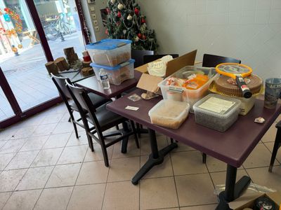 une table chargée de plats dans une pièce