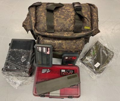 Matériel de pêche: grand sac et boîtes diverses (vides). - Photo 1