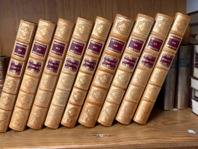 de nombreux livres qui se trouvent sur une étagère dans une bibliothèque