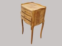 Une table de chevet en bois de placage ouvrant par trois tir… (photo 5)