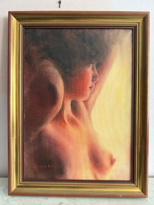 une image représentant un tableau d'une femme dans un cadre doré