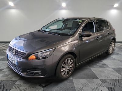 la photo d'une voiture garée dans un garage