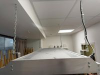 Un plafonnier de luminothérapie professionnel suspendu de ma… (photo 2)