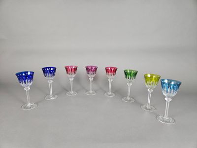 un lot de six verres à vin multicolores posés sur une table
