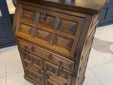 une image d'une commode en bois dans une pièce