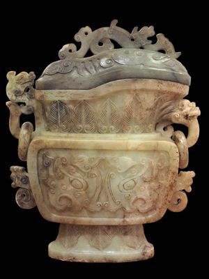 CHINE Vase couvert en pierre verte à décor archaïsant