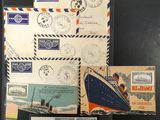 une vitrine sur laquelle sont exposés de nombreux timbres