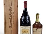 deux bouteilles de vin et une caisse en bois sur fond blanc
